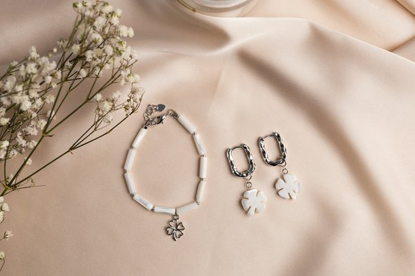 Quels types de bijoux en pierres précieuses sont idéaux pour des tenues formelles?