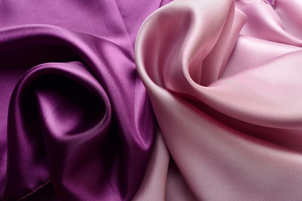 Quels conseils pour choisir et porter des robes en satin pour des événements formels?